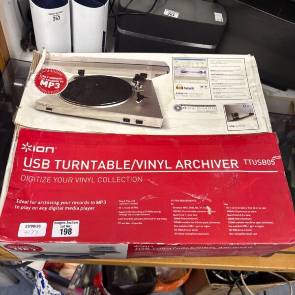 Ion TTUSB05 USB turntable with packaging and software.
