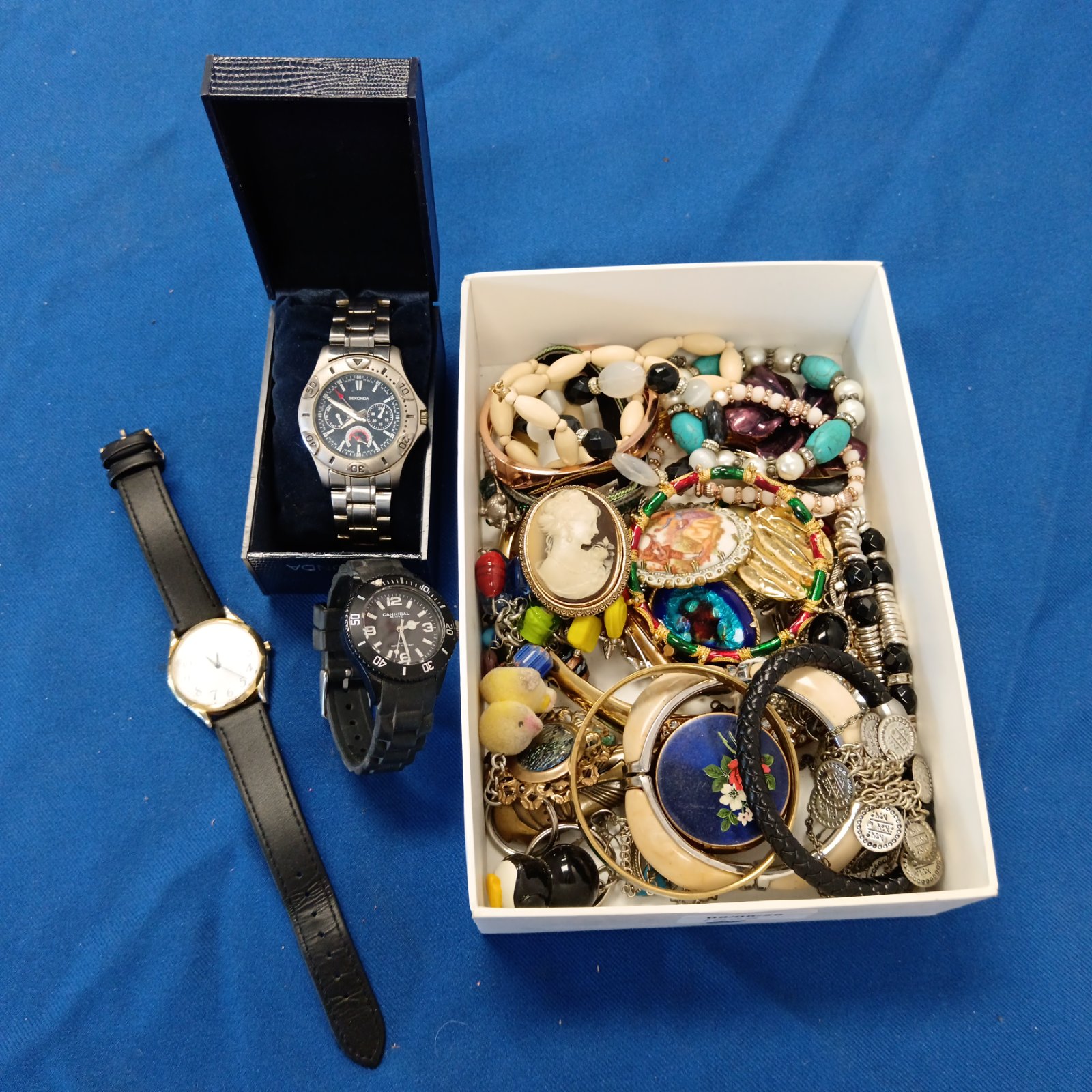 Mixed lot of vintage jewellery and watches including Sekonda.