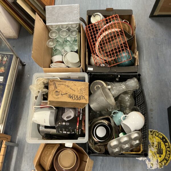 Assorted kitchenware lot including Russell Hobbs appliances and glassware.