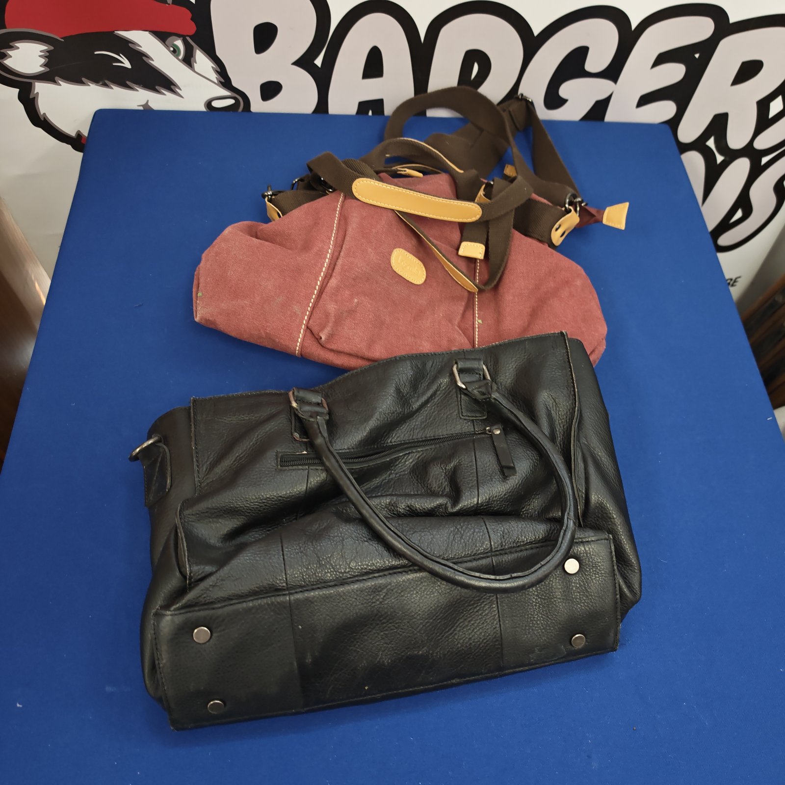 Lot of two ladies handbags, shoulder bag and tote.
