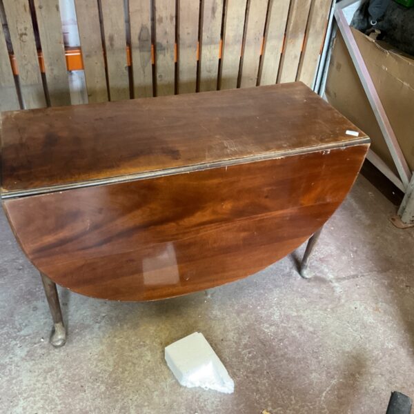 Antique Georgian mahogany drop-leaf gateleg dining table