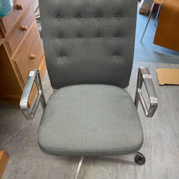 Vitra ID Trim office chair designed by Antonio Citterio, featuring a distinctive tufted grey fabric backrest