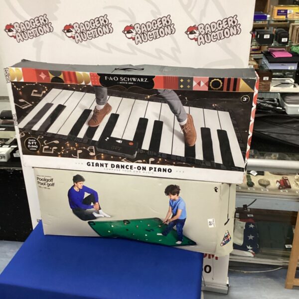 Pool golf & giant dance on piano