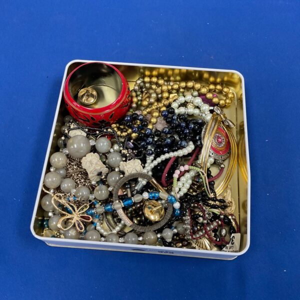Tray of costume jewellery