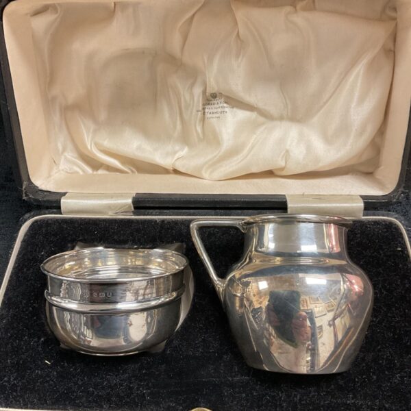 Sterling silver hallmarked creamer jug and non matching sugar bowl 123.73g in total