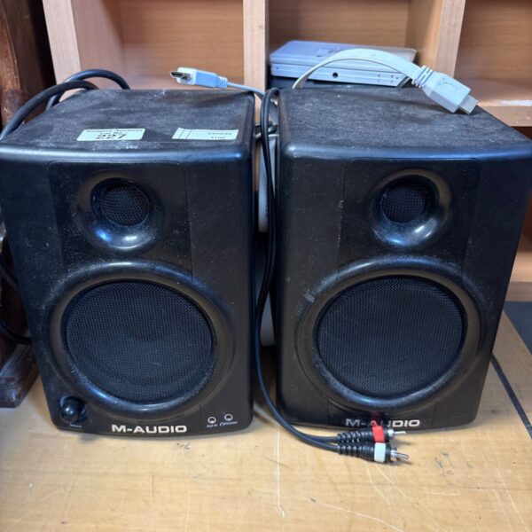 Pair of M Audio AV40 studio monitor speakers in used condition.