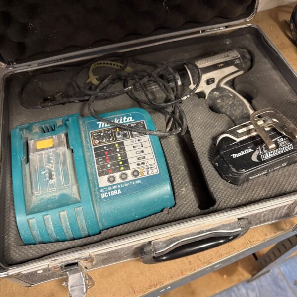 Makita 18v cordless drill set with charger, showing the DC18RA model.