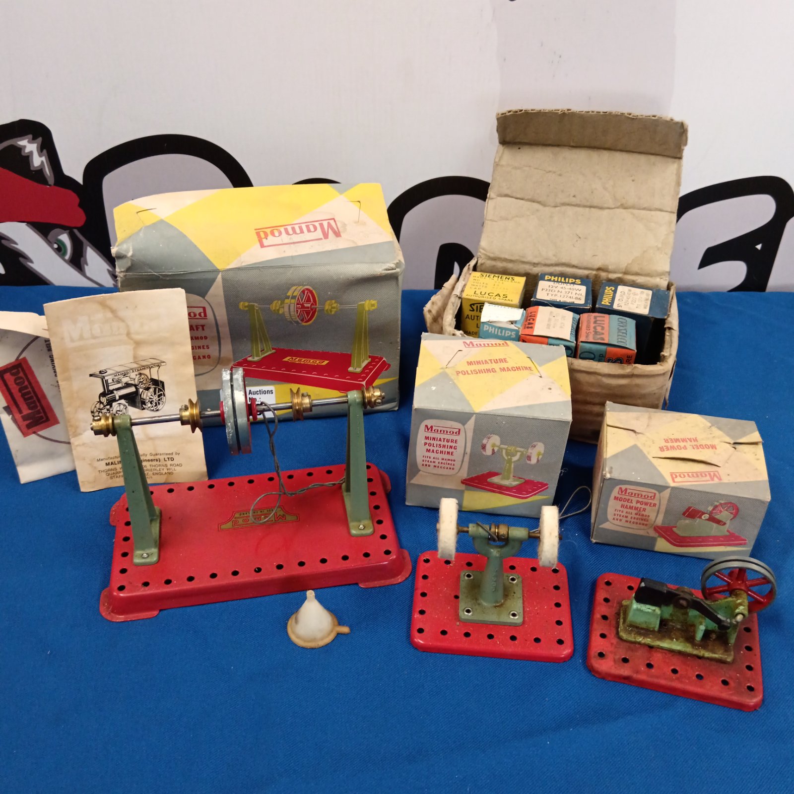 Mamod steam engine tools lot including power hammer and polishing machine.
