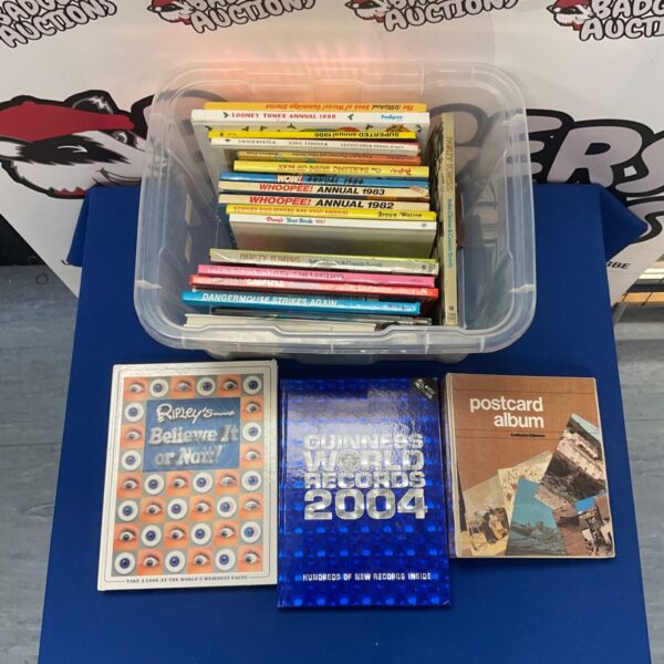 Mixed lot of annuals and books including Guinness World Records.
