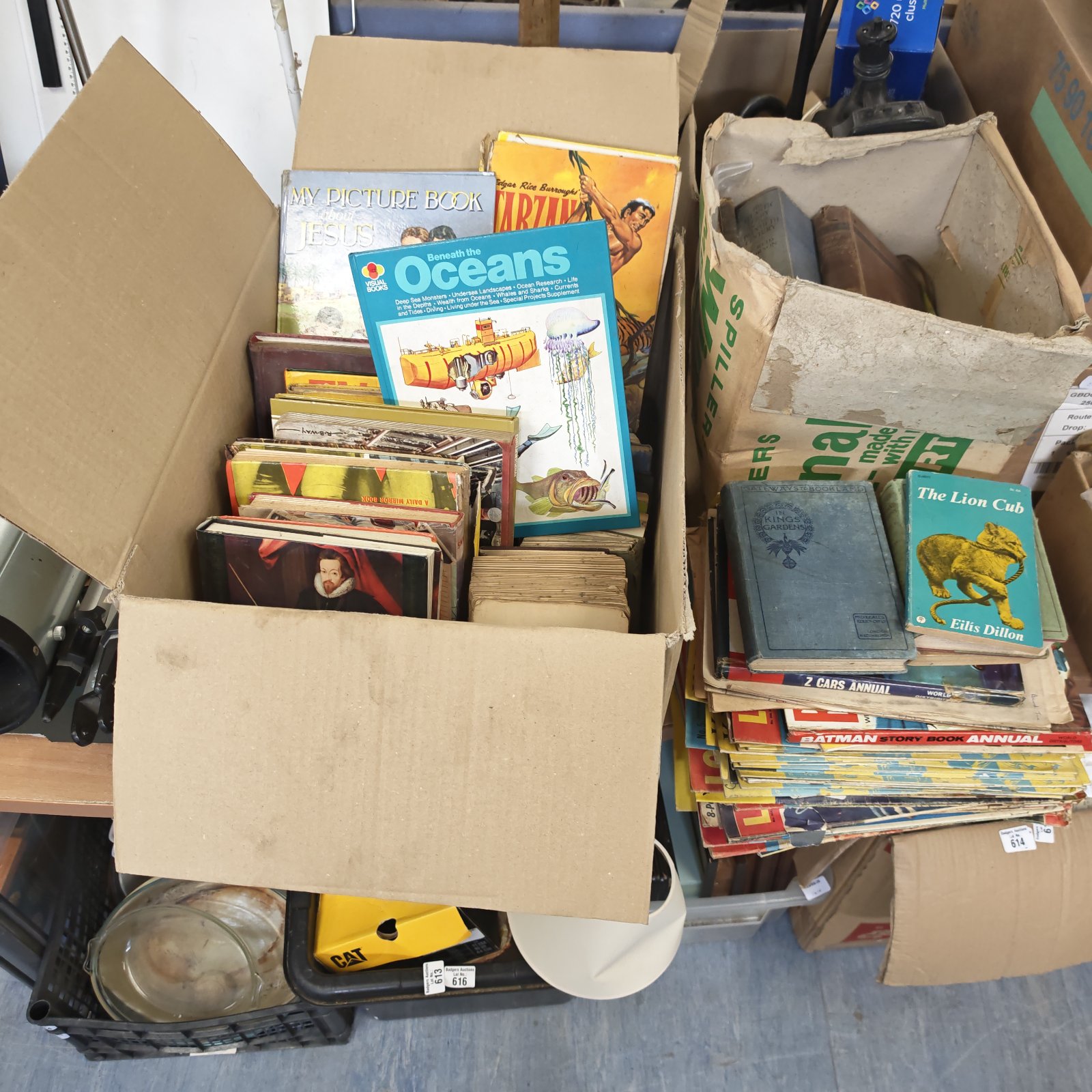 Mixed lot of vintage books and annuals including a Batman Annual.