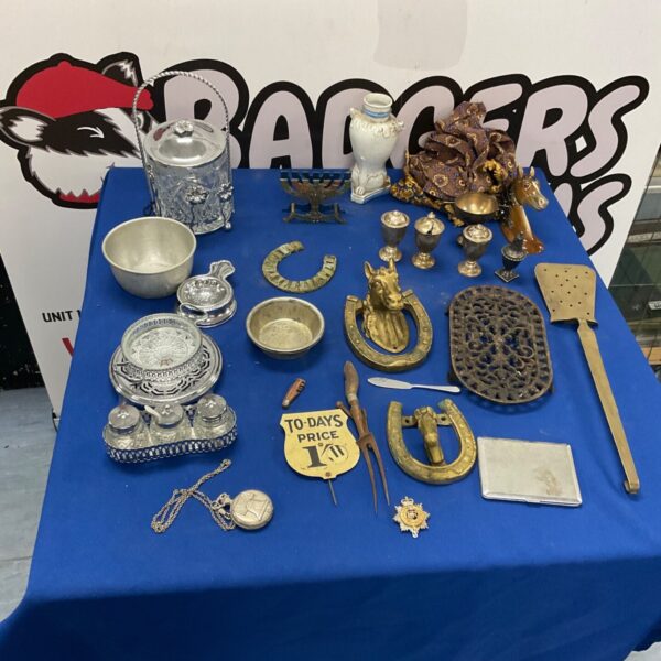 Mixed lot of vintage brassware including horse shoe door knockers.