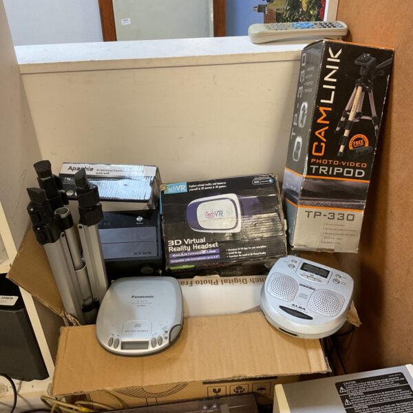 Mixed electrical lot including dash cam, CD walkman, and Camlink tripod.
