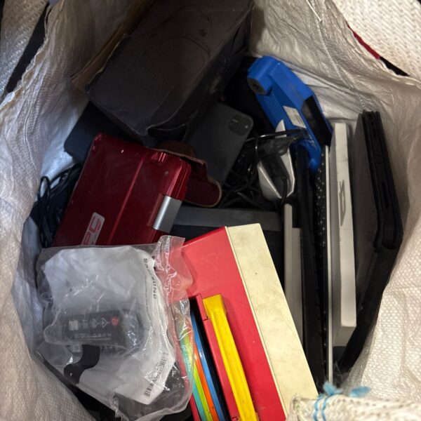 Mixed electrical lot featuring a VR headset and various cables.