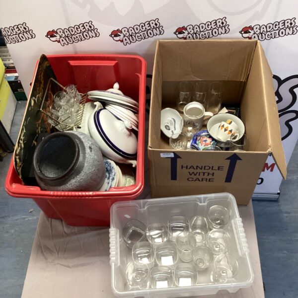 Mixed lot of vintage glassware and crockery items for sale.