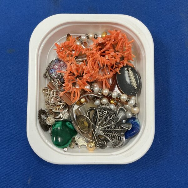 Mixed jewellery lot featuring a coral bead necklace and vintage pieces.