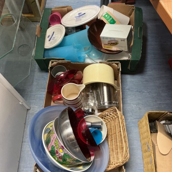 Mixed kitchen lot with bowls, jugs and plates on display.