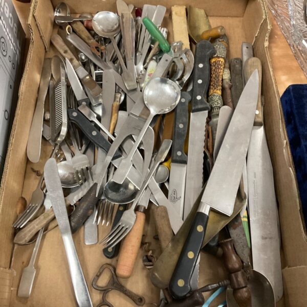 Mixed kitchenware lot featuring vintage carving knives and utensils.