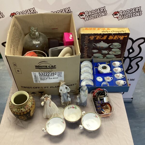 Mixed lot of vintage collectibles including a china tea set.