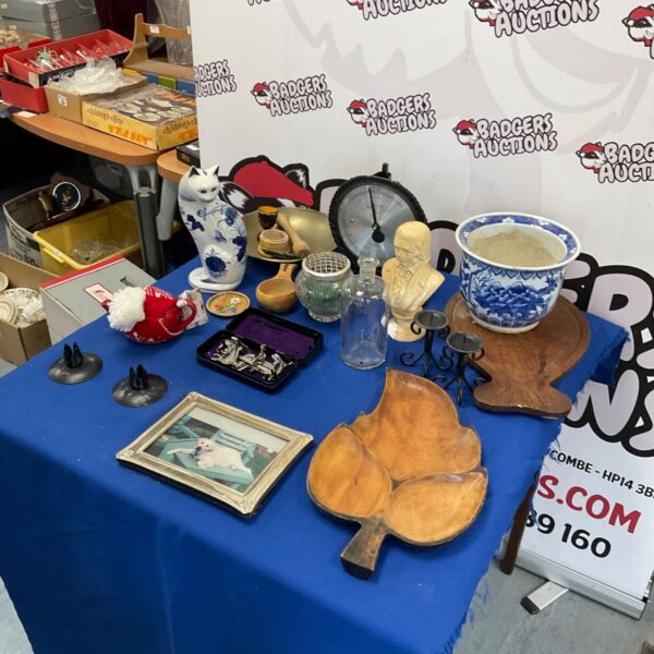 Mixed lot of vintage collectibles including a porcelain cat figurine.
