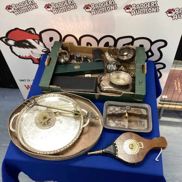 Mixed metalware lot including silverplated trays and copper bowls.
