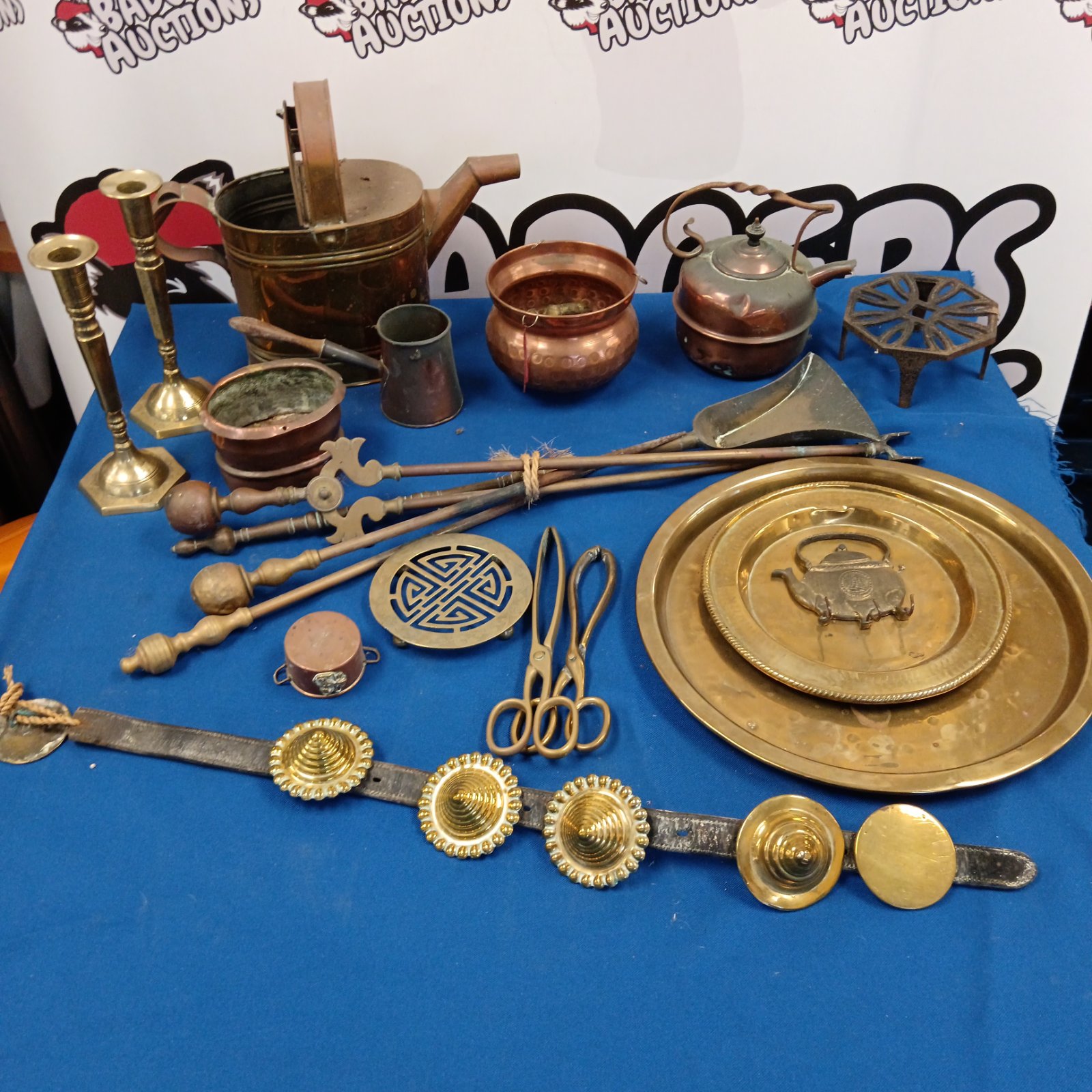 Mixed metalware lot including copper pots and fireplace tools.