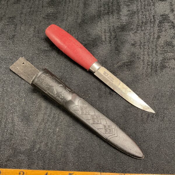 Vintage KI Mora Sweden fishing knife with wooden handle.