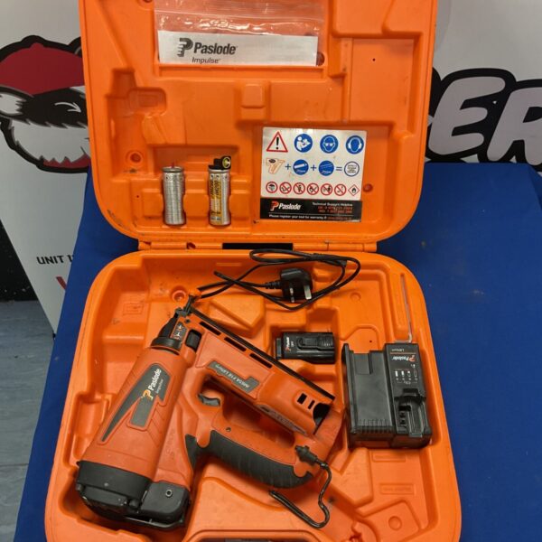 Paslode IM65 F16 Lithium Cordless Brad Nailer in kit form.