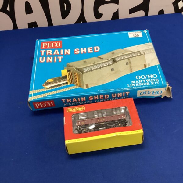 Vintage Peco train shed unit for 00 gauge model railways.