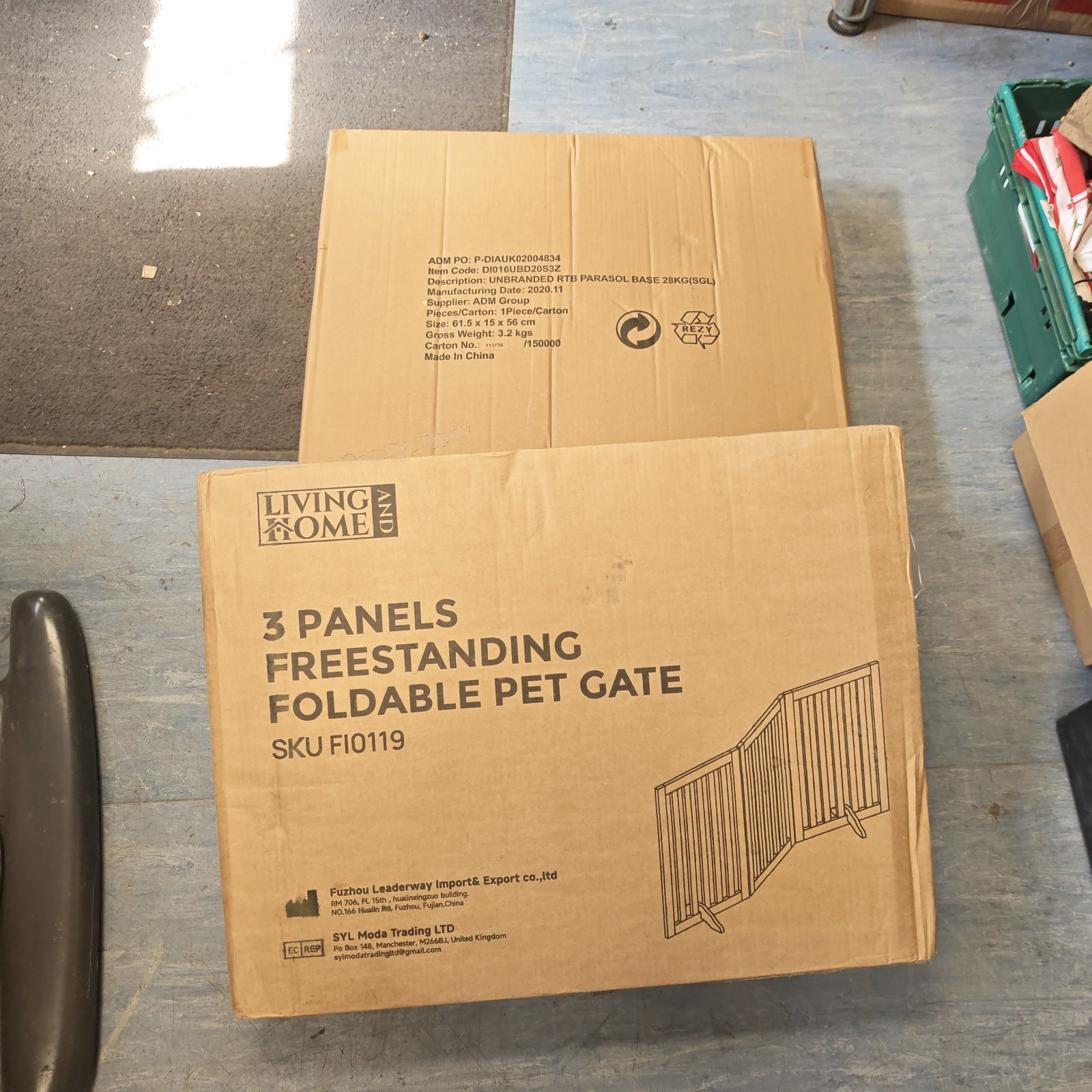 Three-panel pet cage with parasol base, ideal for small animals.