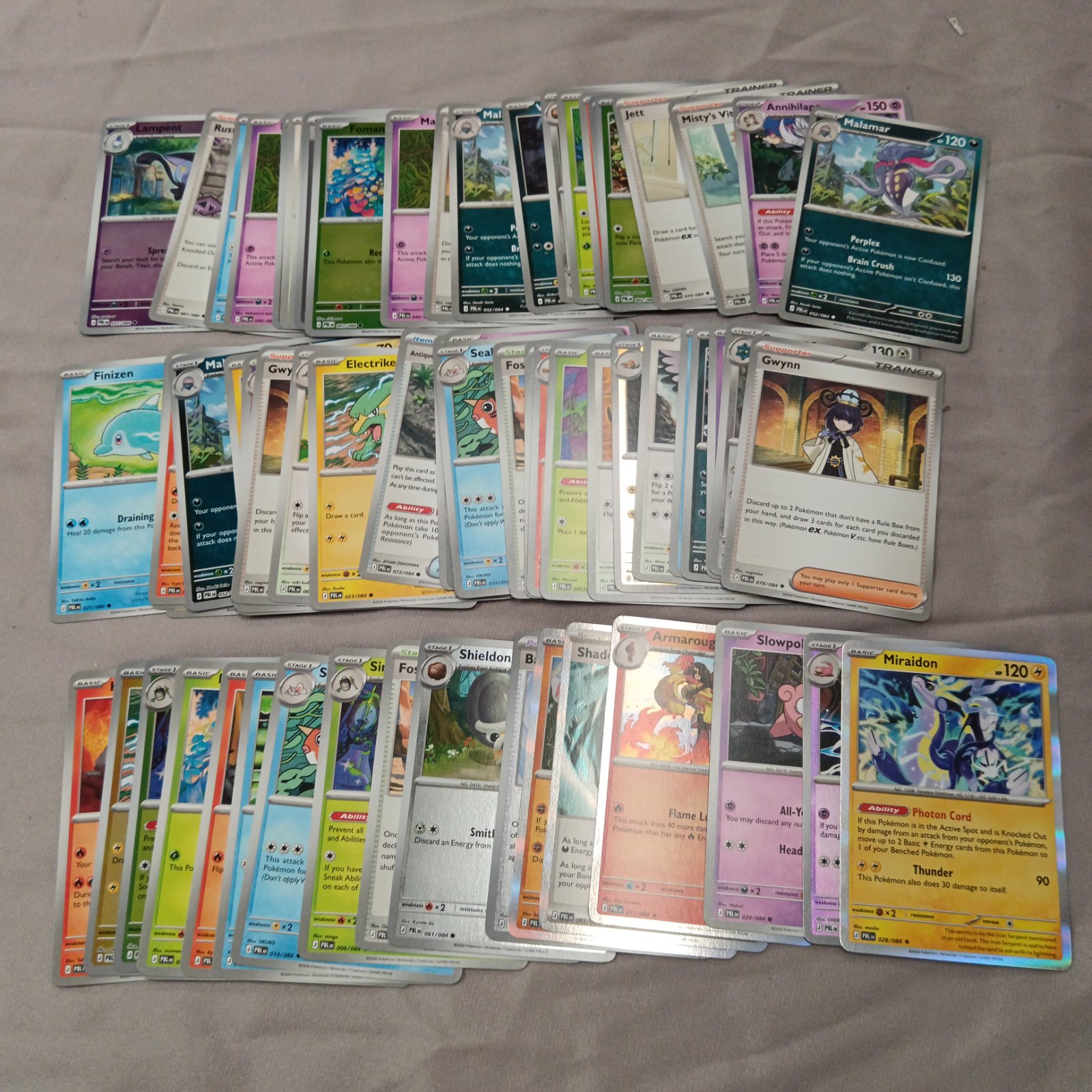 Pokémon cards lot featuring holographic cards for collectors.