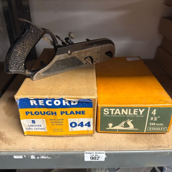 Vintage Record plane 044, a classic woodworking tool.