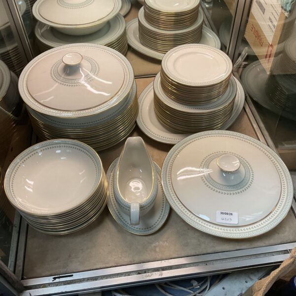 Large Royal Doulton Berkshire dinner service lot with plates and serving dishes.