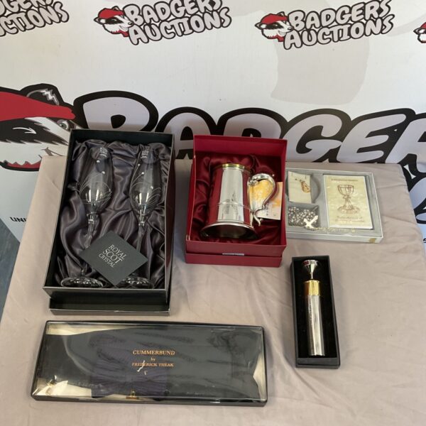 Royal Scot crystal wine glasses and pewter tankard in presentation box.
