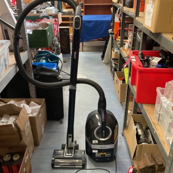 Shark CZ2250UKT cylinder vacuum cleaner in used condition.