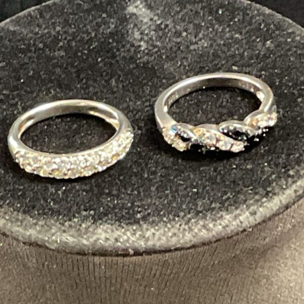 Silver ring set with white and black cubic zirconia stones, size M.