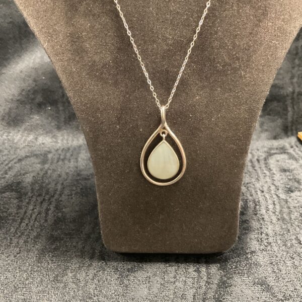 Silver necklace with a luminous mother of pearl pendant.