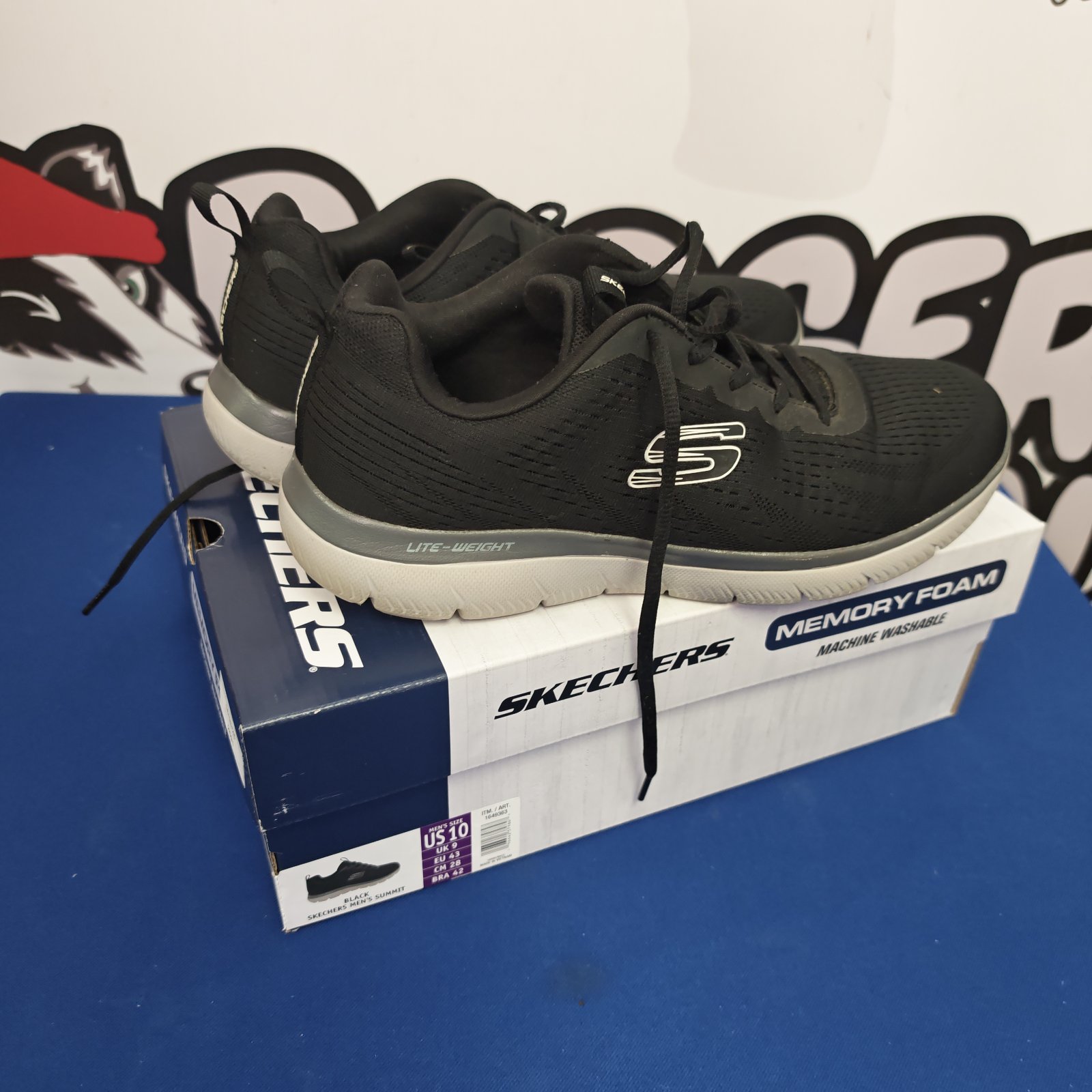 Black Skechers lightweight trainers size 9 for athletic activities.