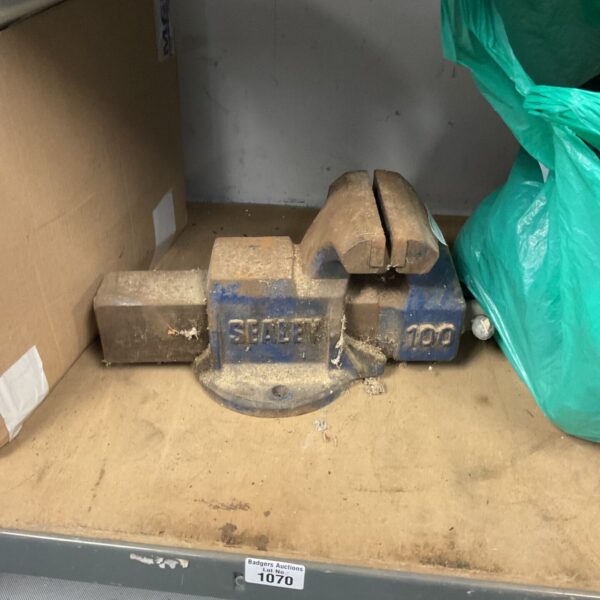 Heavy duty Speeway bench vice model 1072 for workshop use.