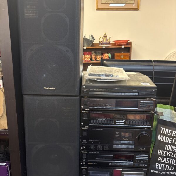 Vintage Technics Hi-Fi system with large floor-standing speakers.