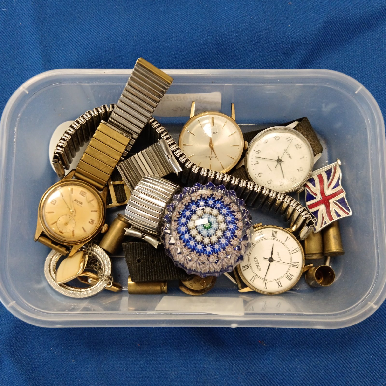 Vintage gents watch lot including Avia and Seiko brands.