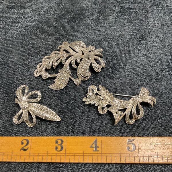 Vintage marcasite brooches lot, silver tone art deco jewellery.