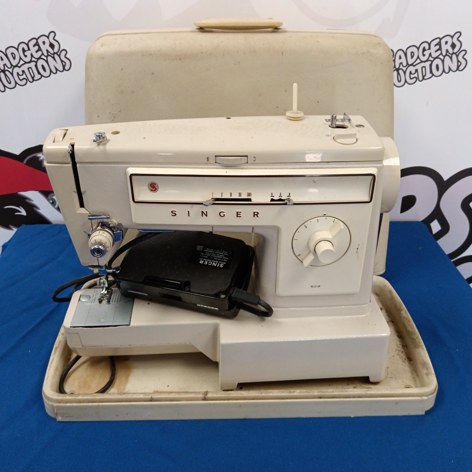 Vintage Singer 522 sewing machine in a case.
