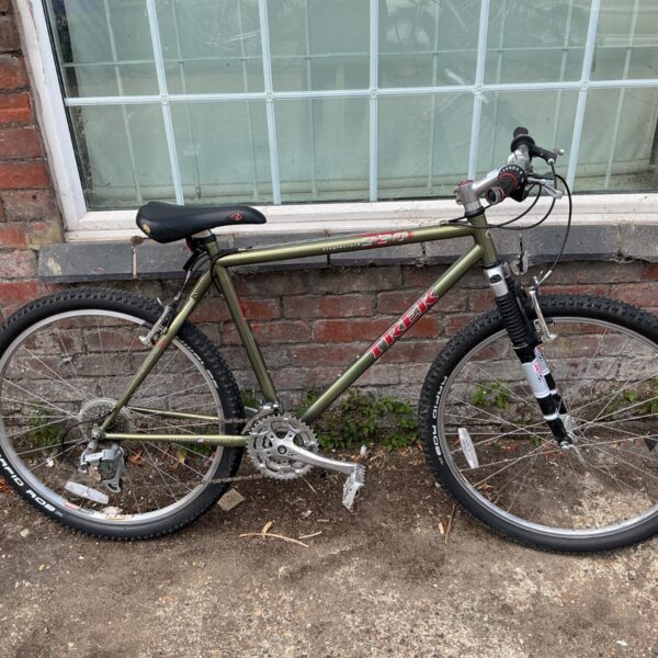 Vintage Trek 930 Singletrack mountain bike in green.