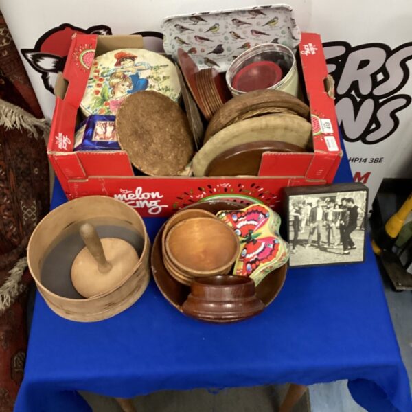 Vintage wooden bowls and decorative sweat tins in a mixed lot.
