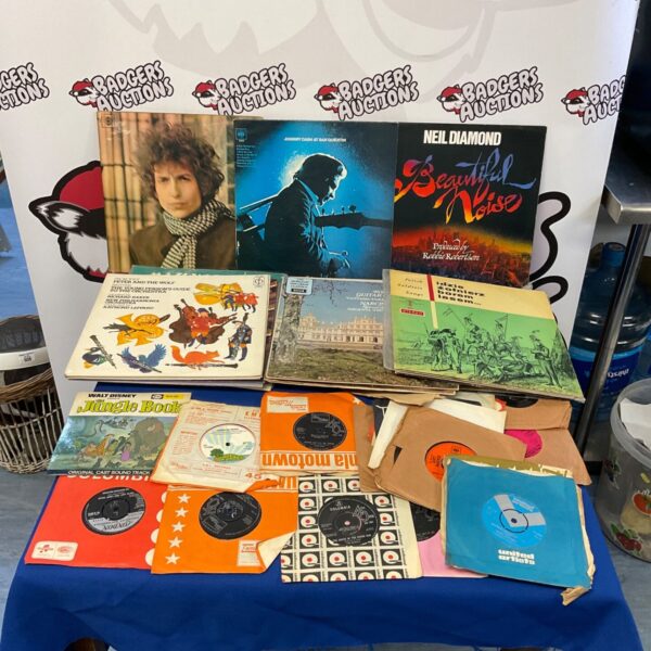 Mixed lot of vinyl LP records and singles including Bob Dylan.