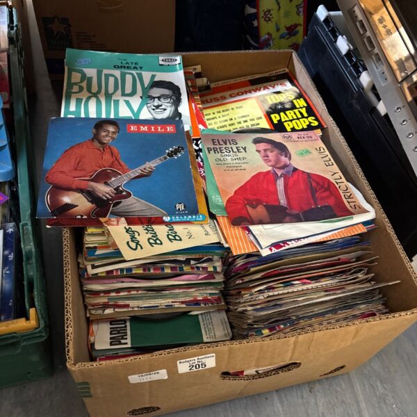 Mixed lot of vintage 7 inch vinyl records including Elvis Presley.
