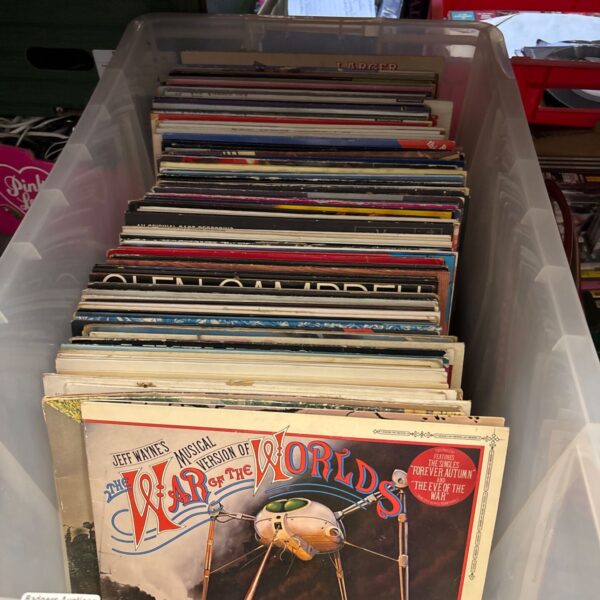 Mixed lot of vinyl records including Cliff Richard and Tom Jones.