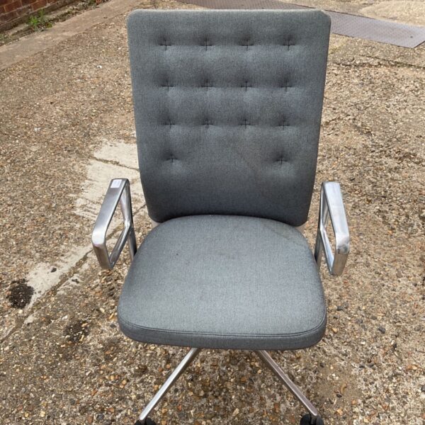 Grey Vitra ID Trim office chair with tufted backrest.
