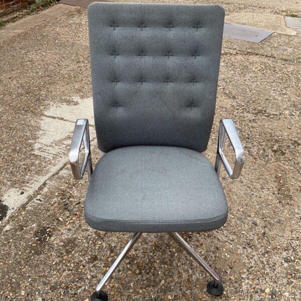 Grey Vitra ID Trim office chair with tufted backrest.