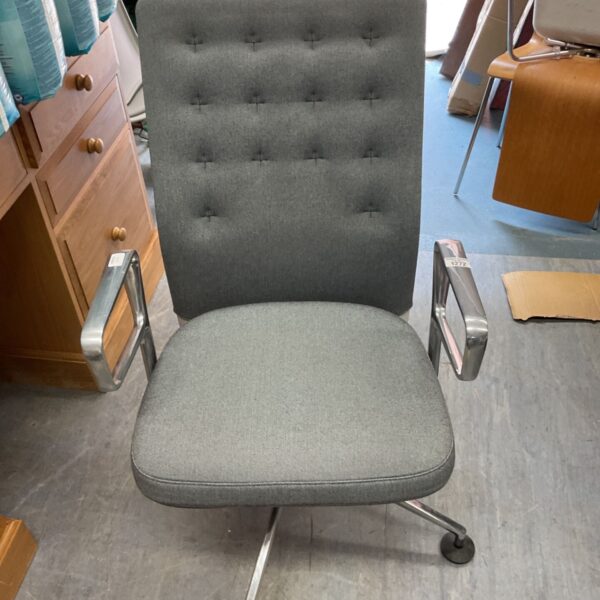 Grey Vitra ID Trim office chair with tufted backrest.